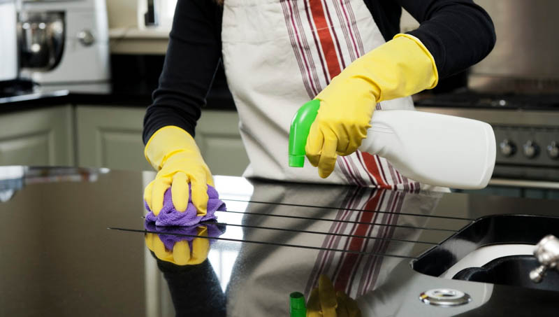 Đừng quên đeo găng tay cẩn thận khi tiến hành cách vệ sinh bếp từ sạch bóng bằng dung dịch vệ sinh chuyên dụng