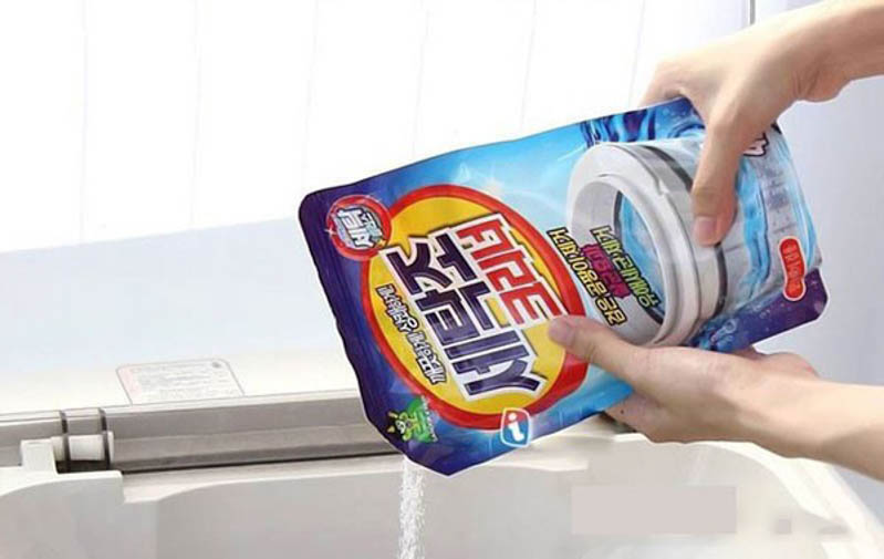 Cách làm sạch lòng máy giặt Samsung bằng bột tẩy chuyên dụng