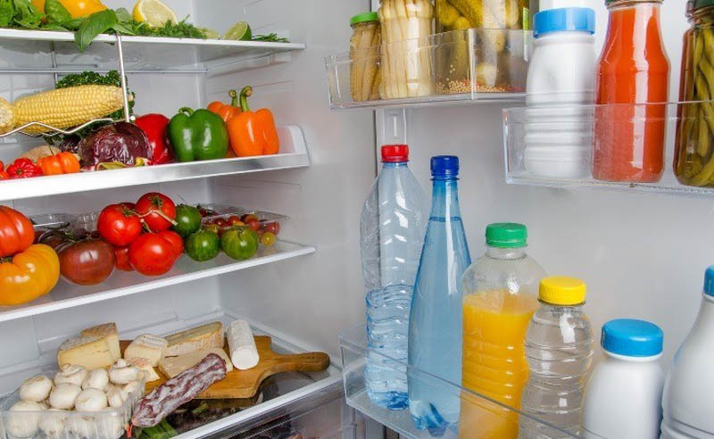 Xếp vách ngăn và thức ăn vào tủ lạnh