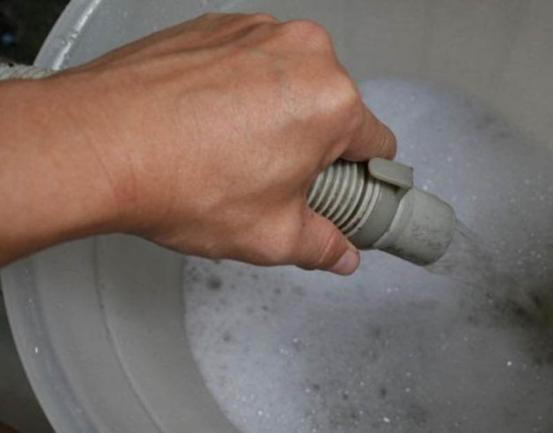 Khi vòi nước được hạ thấp, nước bên trong máy giặt sẽ từ từ chảy ra