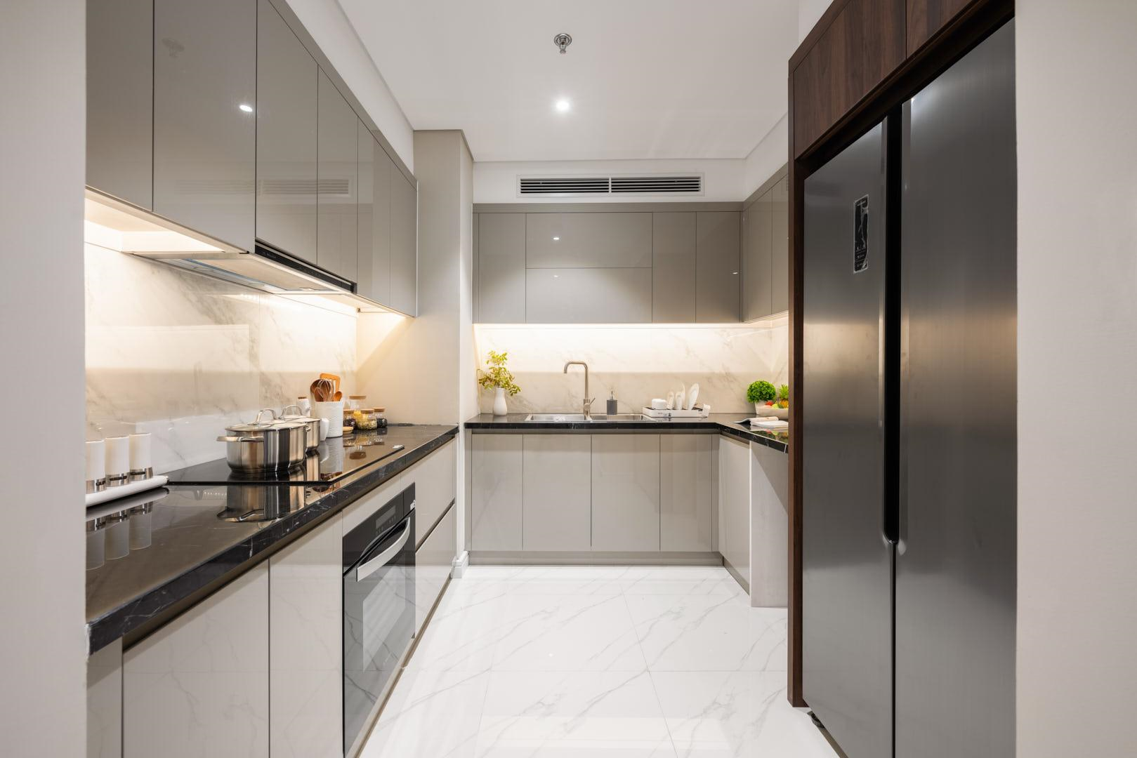 Không gian nhà bếp đặc biệt sang trọng với nội thất cao cấp và tông màu trắng đen hiện đại