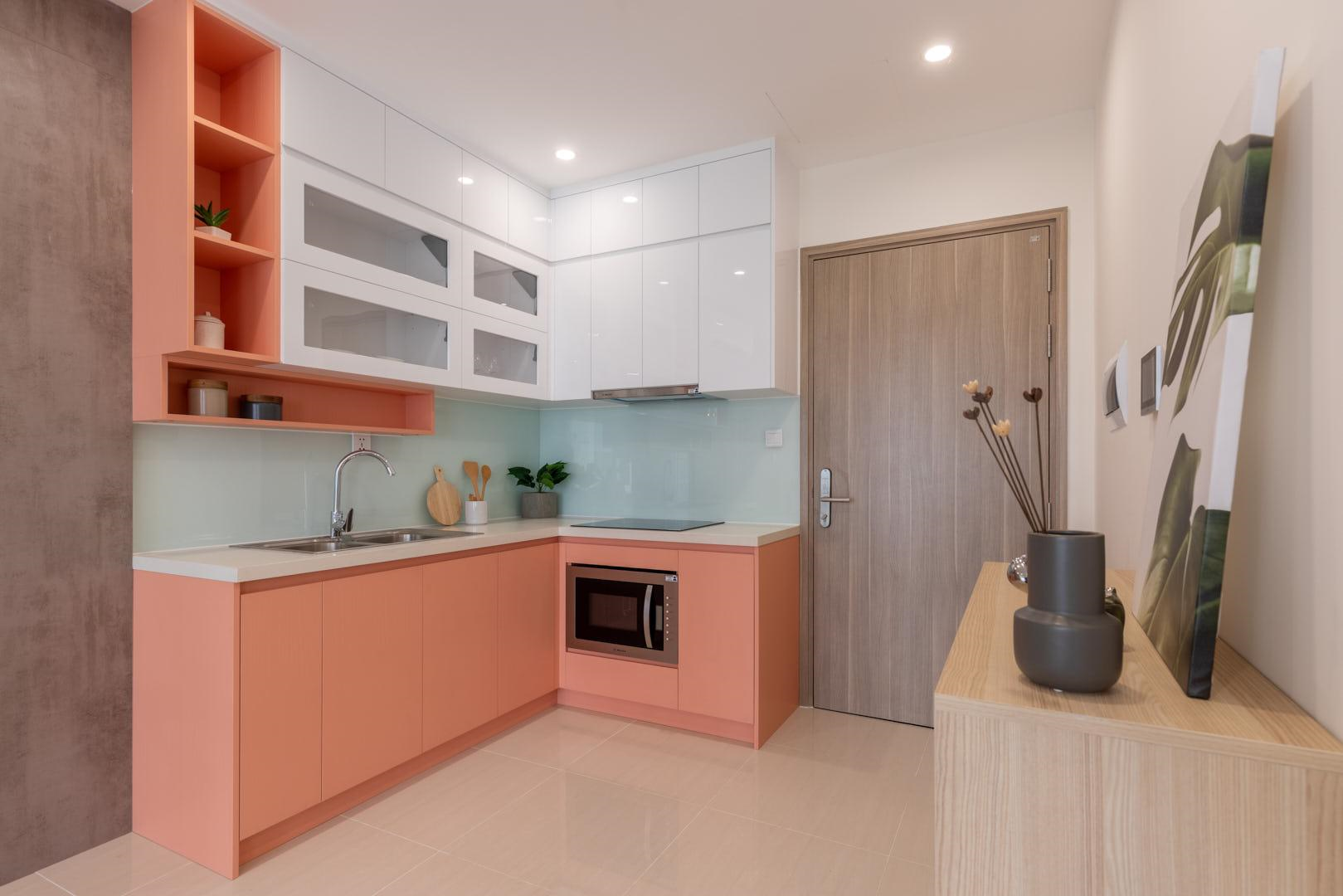Phòng bếp được thiết kế tối giản với gam màu nổi bật
