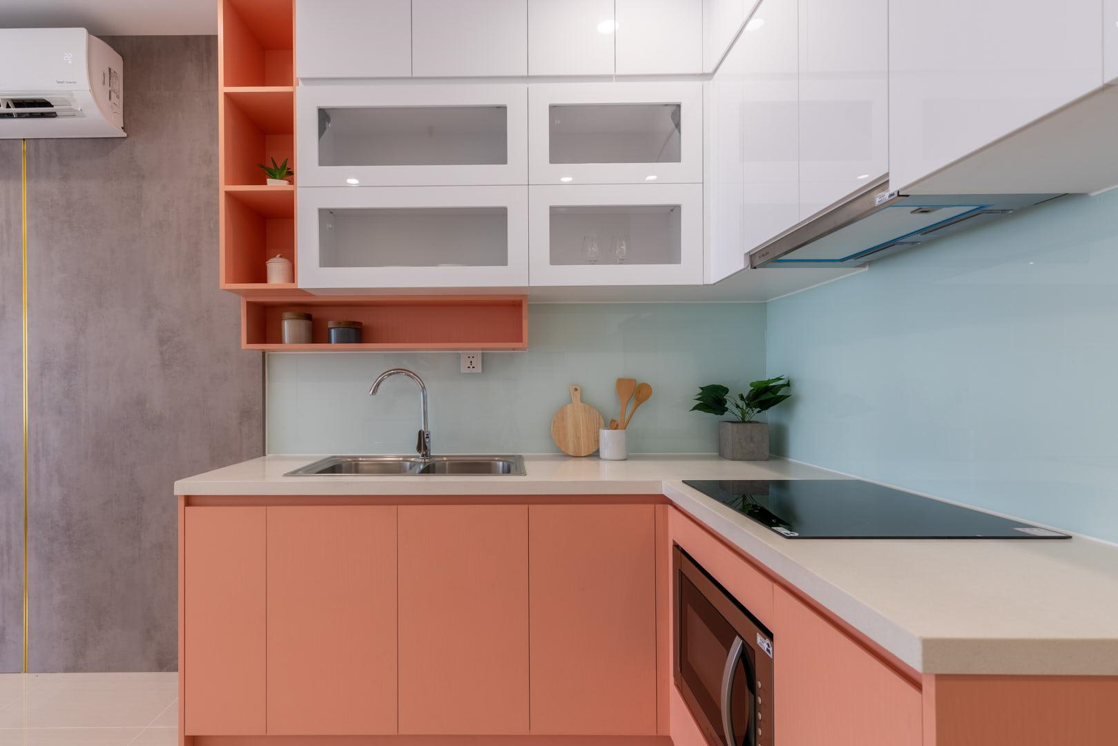 Nội thất bếp được thiết kế âm như bếp từ, lò nướng - lò vi sóng… giúp cho nhà bếp trở nên sang trọng và hiện đại