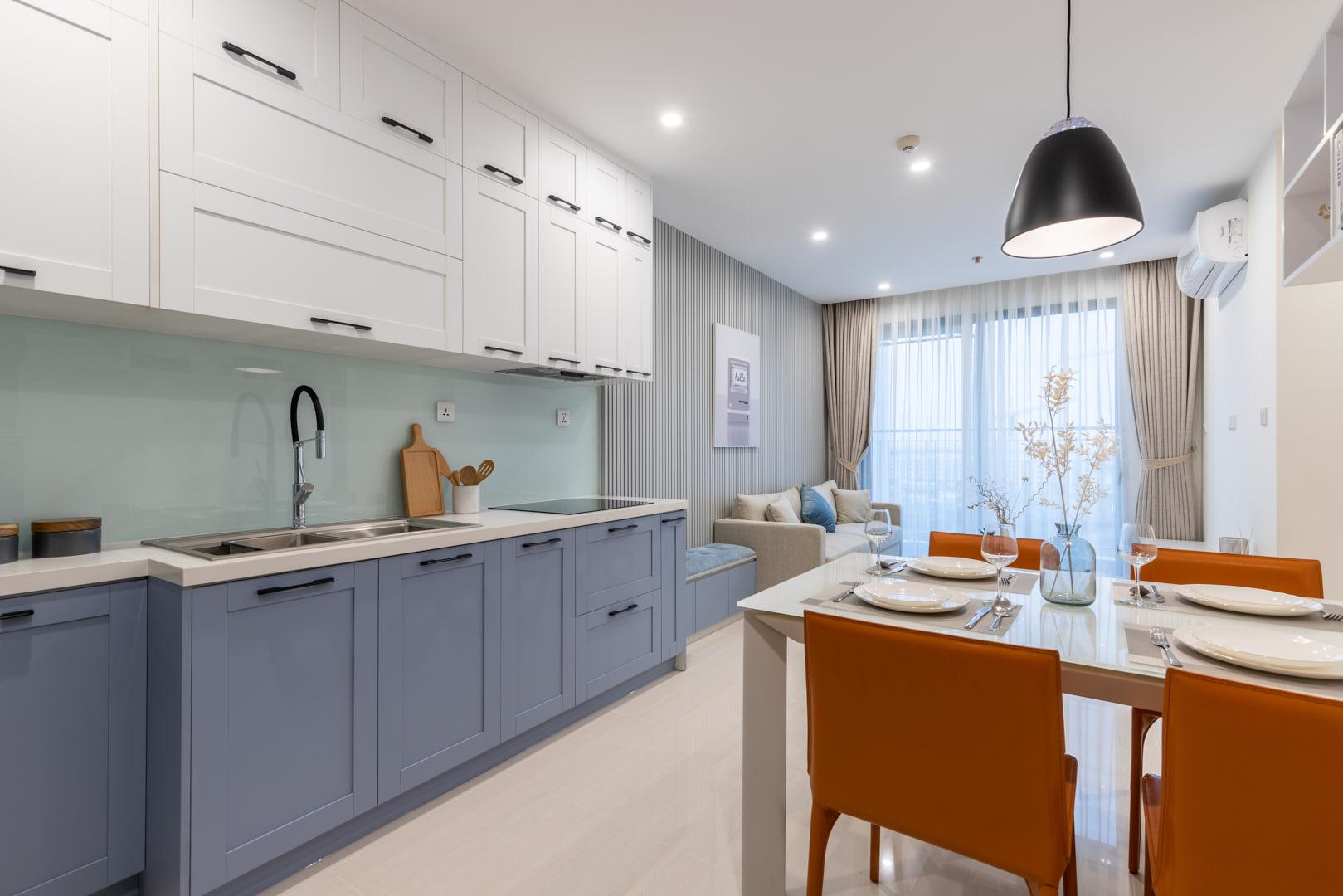 Phòng khách và nhà bếp sử dụng gam màu trung tính với nội thất tối giản vô cùng sang trọng