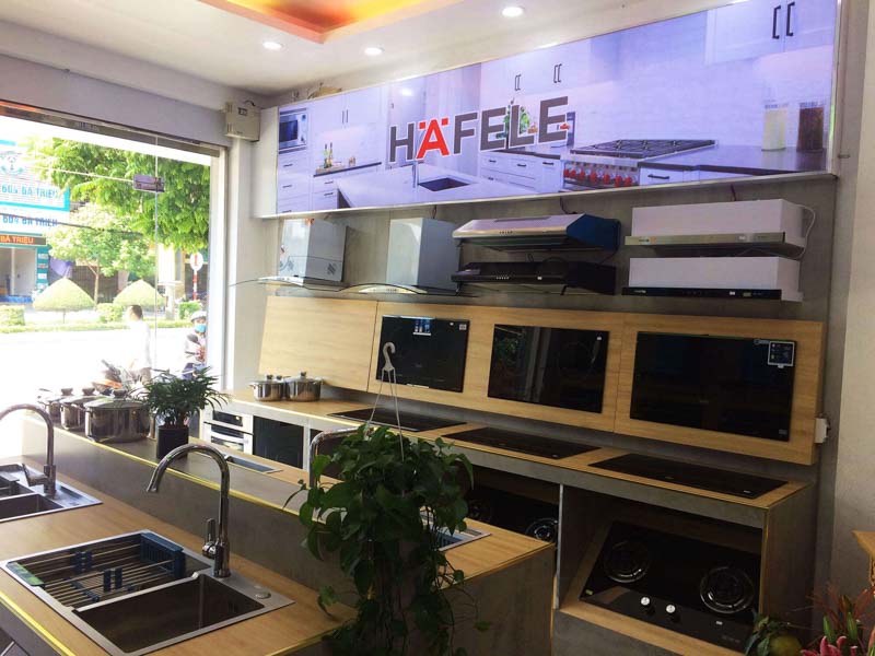 Khánh Vy Home cung cấp nhiều sản phẩm của thương hiệu Hafele như: chặn cửa, chốt an toàn, phụ kiện nhôm kính, thiết bị nhà bếp, phụ kiện nhà bếp,...