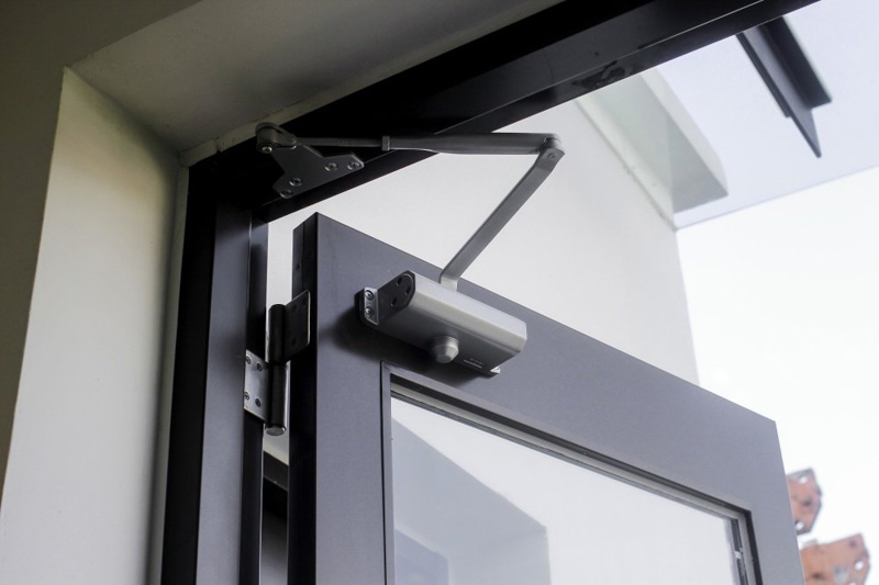 Cùi chỏ cửa giúp giảm tốc độ đóng/mở cửa, hạn chế lực tác động ngoại cảnh lên các cánh cửa
