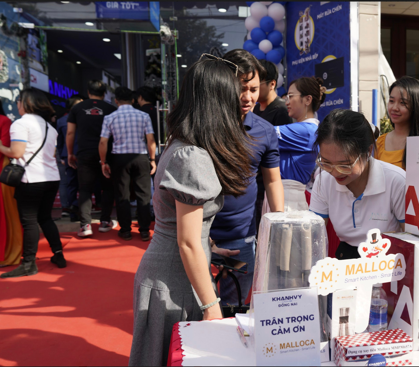 Đông đảo khách hàng đăng ký nhận quà và mua sản phẩm ưu đãi tại Khai Trương Showroom mới