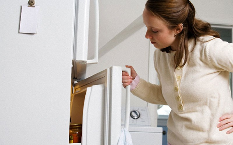 Thay bóng đèn tủ lạnh không quá phức tạp nên có thể tự khắc phục ngay