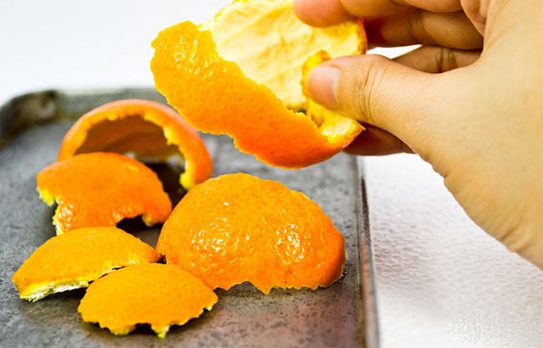 Vỏ cam, quýt thái lát mỏng có thể khử mùi khó chịu trong tủ lạnh nhà bạn