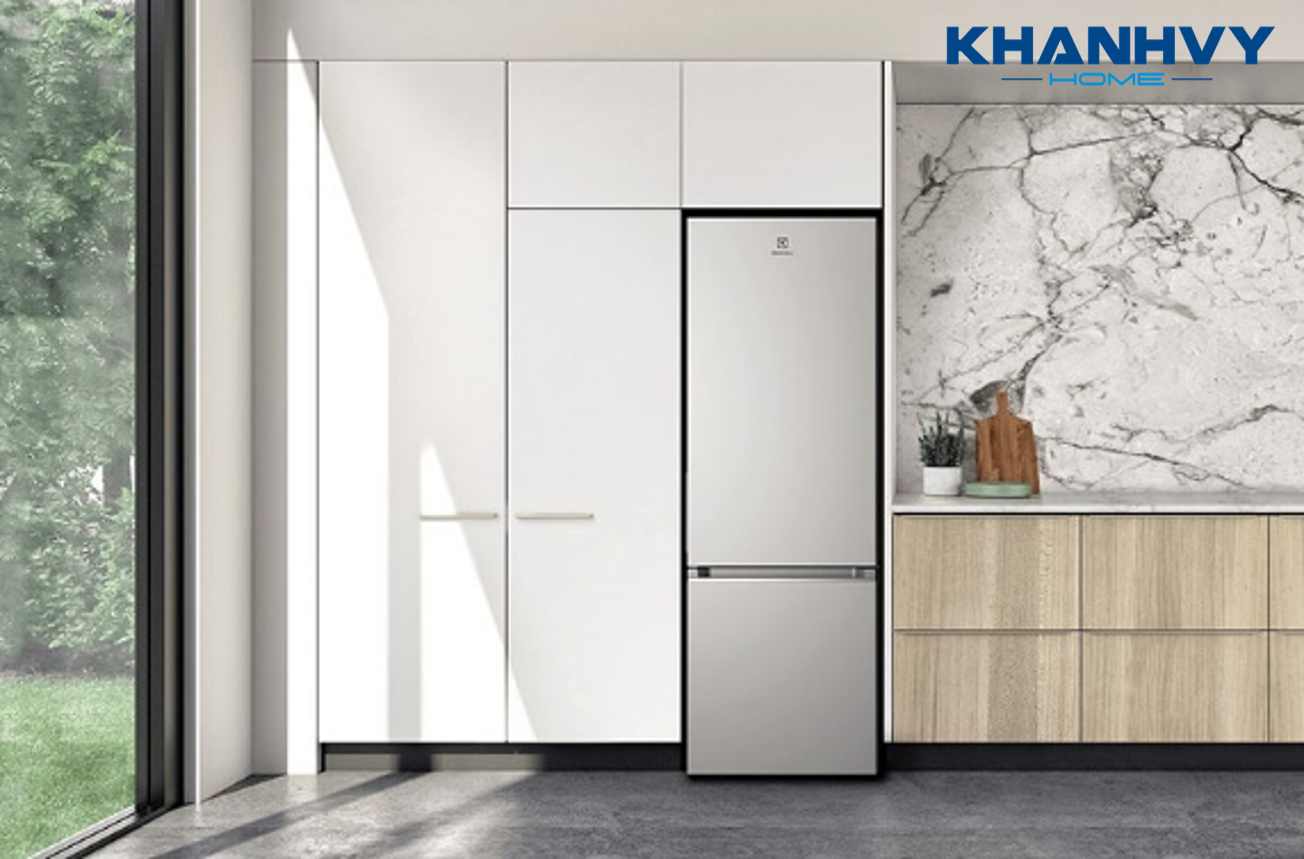 Tủ lạnh Electrolux EBB3402K-A là dạng tủ ngăn đá dưới với dung tích lớn và tích hợp nhiều công nghệ hiện đại, đảm bảo mang lại cho bạn sự tiện nghi hoàn hảo