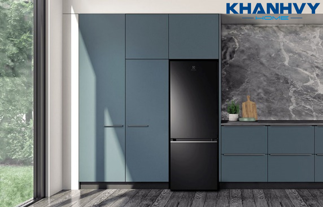 Tủ lạnh Electrolux EBB3402K-H là dạng tủ ngăn đá dưới với dung tích lớn và tích hợp nhiều công nghệ hiện đại, đảm bảo mang lại cho bạn sự tiện nghi hoàn hảo