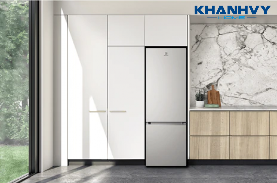 Tủ lạnh Electrolux EBB3702K-A là dạng tủ ngăn đá dưới với dung tích lớn và tích hợp nhiều công nghệ hiện đại, đảm bảo mang lại cho bạn sự tiện nghi hoàn hảo