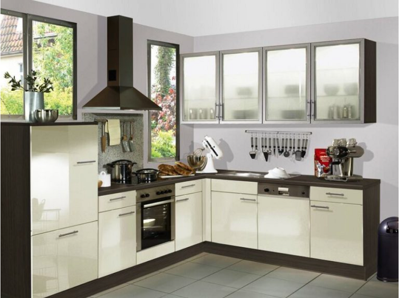 Ánh sáng tự nhiên qua khung cửa sổ kết hợp với tủ bếp chữ L màu trắng mang đến cho không gian bếp nhà bạn cảm giác rộng rãi và sinh động hơn.