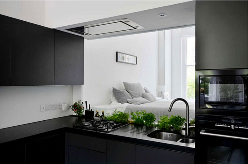Ý tưởng độc đáo trong thiết kế phòng bếp và phòng ngủ chung một không gian, được ngăn cách bởi tấm kính trong suốt có rèm che