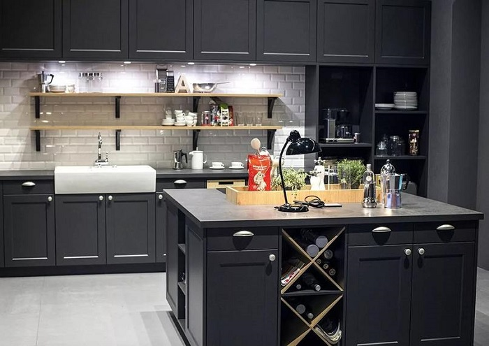 Tủ bếp màu xám đậm mang lại nhiều hiệu ứng tích cực cho không gian và làm nổi bật các đồ nội thất có điểm nhấn xung quanh