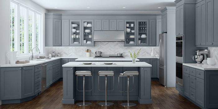 Tủ bếp màu xanh xám rất phù hợp khi được trang trí bằng những vật dụng dễ thương, mang hơi hướng hiện đại và tiện nghi.