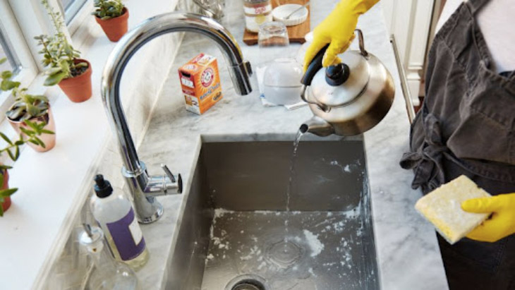  Sử dụng nước sôi để vệ sinh chậu rửa chén sạch sẽ, diệt mọi vi khuẩn