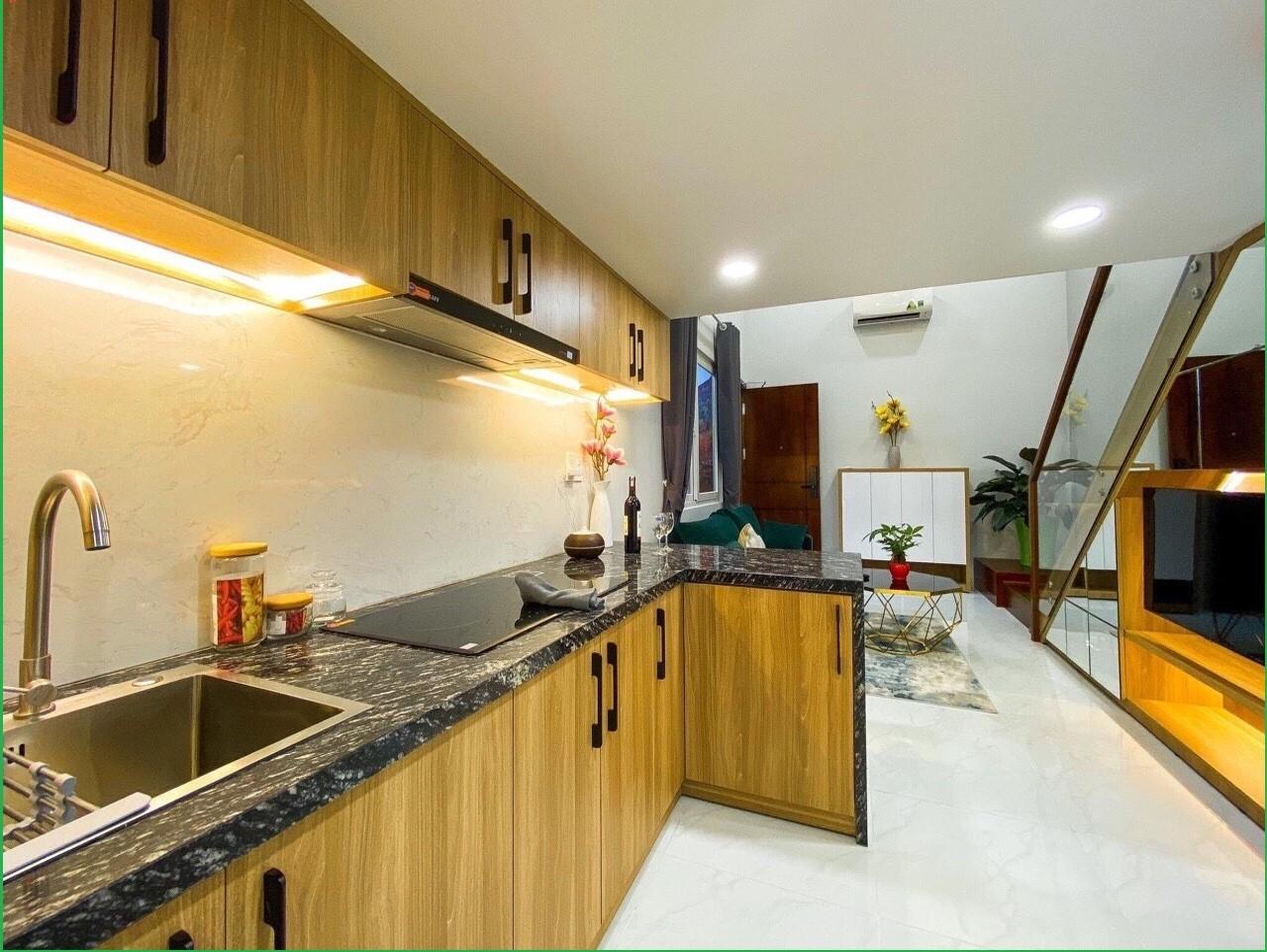 Phòng bếp được thiết kế mở, kết hợp hài hòa với phòng khách và được trang bị thiết bị nhà bếp hiện đại
