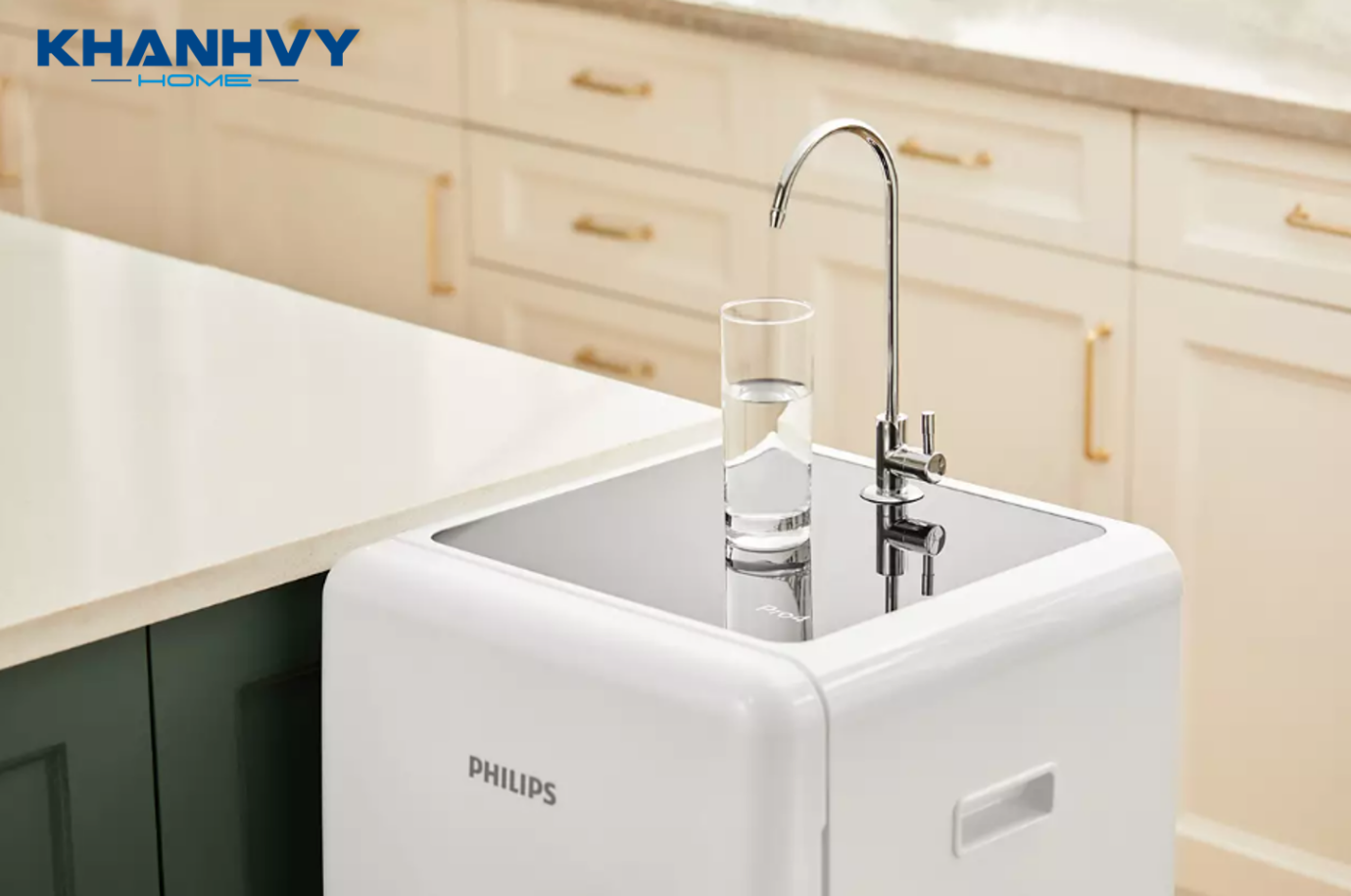 Máy lọc nước Philips RO Thế Hệ Mới ADD8970 có công suất lọc 15.7 lít/giờ và dung tích bình chứa nước 10 lít, cung cấp nước sạch dùng cho cả gia đình