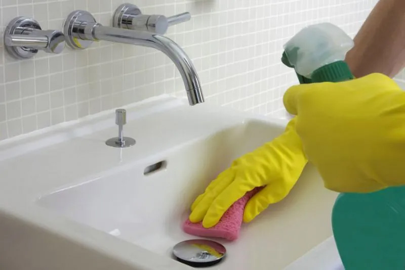 Thường xuyên vệ sinh giúp chậu rửa sạch bóng như mới