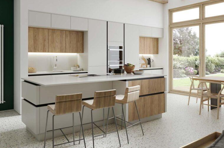 Giải pháp tủ bếp không tay nắm cửa với nhiều ưu điểm như thiết kế hiện đại, tăng thêm không gian và sự an toàn trong nhà bếp của bạn