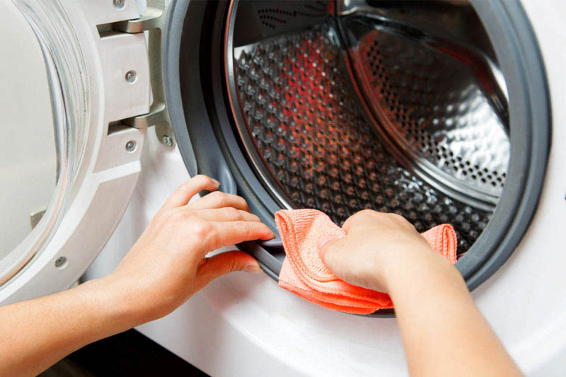 Thường xuyên vệ sinh và bảo dưỡng máy giặt là một trong những cách bảo quản máy tốt nhất