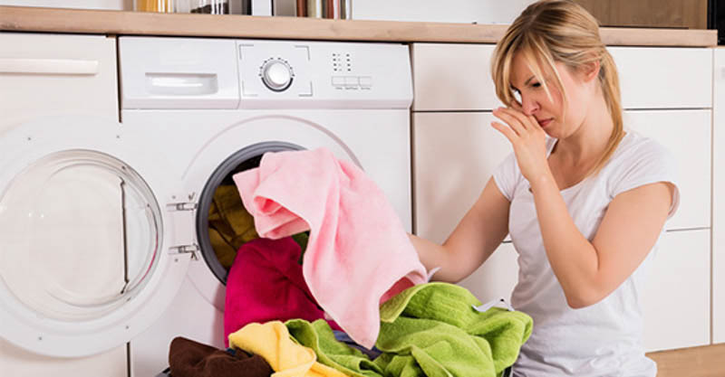 Không vệ sinh máy giặt định kỳ sẽ khiến quần áo có mùi hôi mốc khó chịu