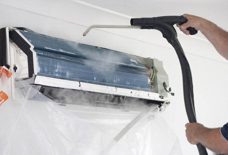 Sử dụng túi vệ sinh bọc phần thân máy lạnh để thu dọn các mảng bám bụi khi làm sạch các bộ phận bên trong máy