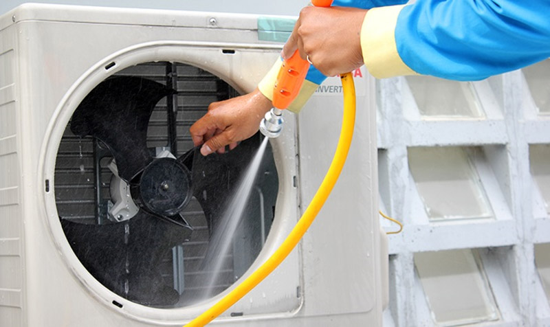 Không nên xịt trực tiếp vào khu vực chứa bo mạch của máy lạnh, dễ dẫn đến hư hỏng
