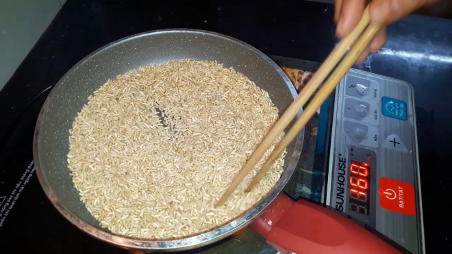 Rang gạo trước khi nấu cháo sẽ giúp tăng thơm mùi thơm