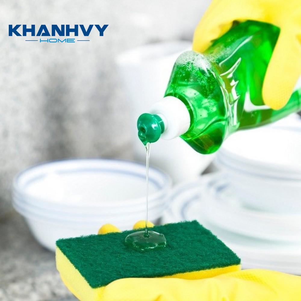 Nên sử dụng miếng bùi nhùi xanh và nước rửa chén bát để vệ sinh chậu rửa