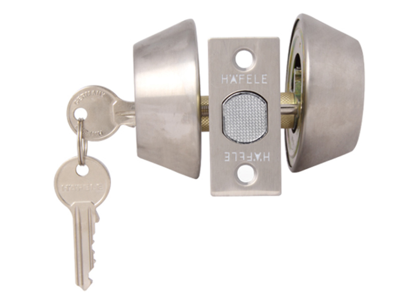 Khóa cóc Hafele 2 đầu chìa, dù ở bên ngoài hay bên trong cũng cần phải dùng chìa để mở/khóa cửa
