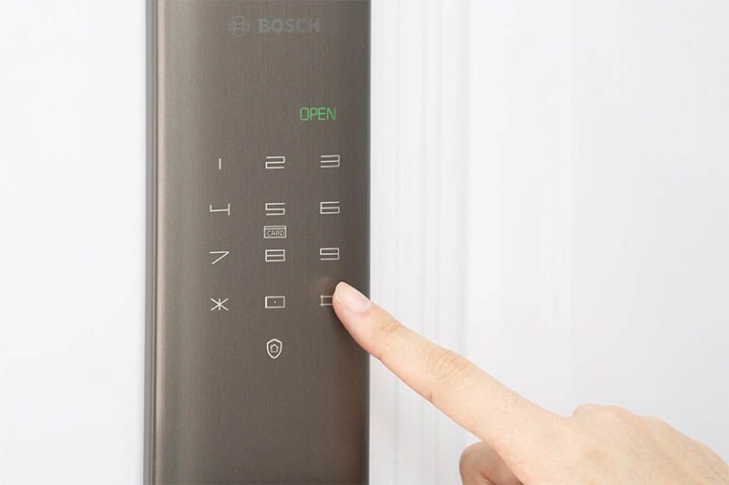 Khóa điện tử Bosch sở hữu nhiều cách thức mở khóa: vân tay, mật khẩu, chìa khóa cơ, thẻ từ