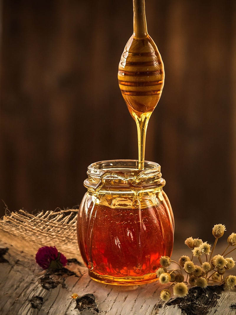 Nên bảo quản mật ong trong chai lọ thuỷ tinh, gốm sứ
