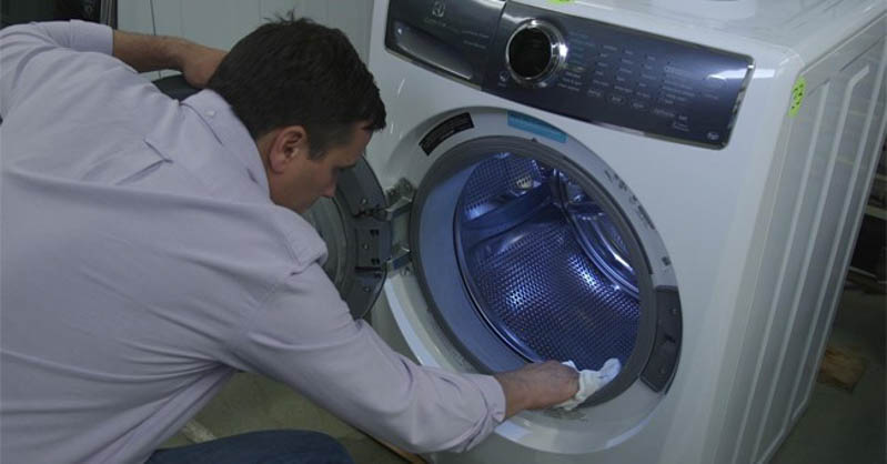 Thường xuyên vệ sinh và kiểm tra ống xả, bộ lọc máy giặt hơi nước