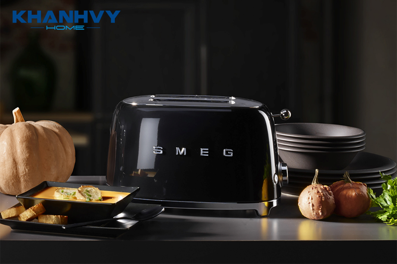 Máy nướng bánh mì SMEG TSF01BLEU 535.43.660 là chiếc máy đa chức năng với thiết kế sang trọng nổi bật và công suất nướng mạnh mẽ, giúp bạn dễ dàng chuẩn bị bữa ăn cho gia đình