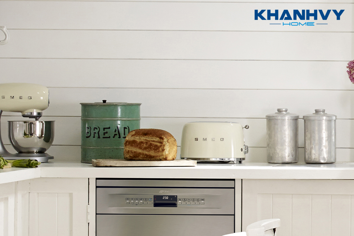 Máy nướng bánh mì SMEG TSF01CREU 535.43.665 là chiếc máy đa chức năng với thiết kế sang trọng nổi bật và công suất nướng mạnh mẽ, giúp bạn dễ dàng chuẩn bị bữa ăn cho gia đình