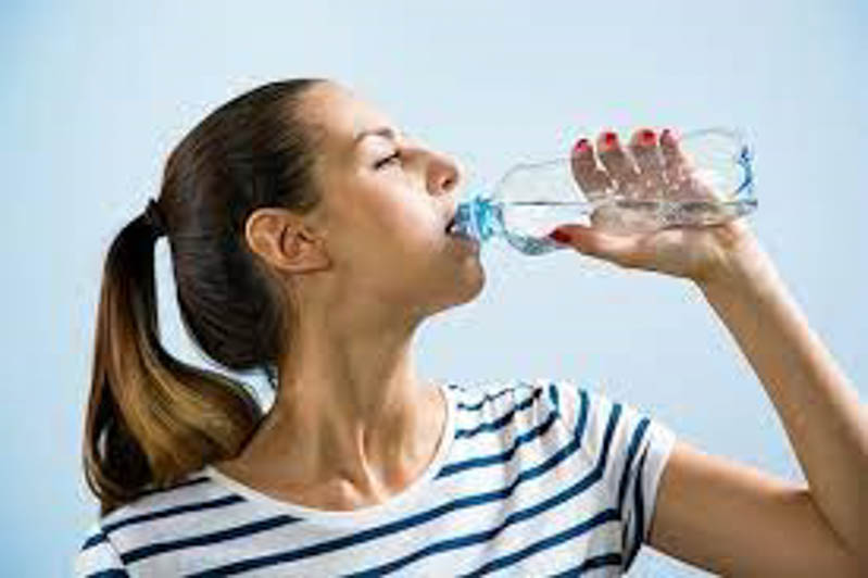 Uống nhiều nước để giữ độ ẩm