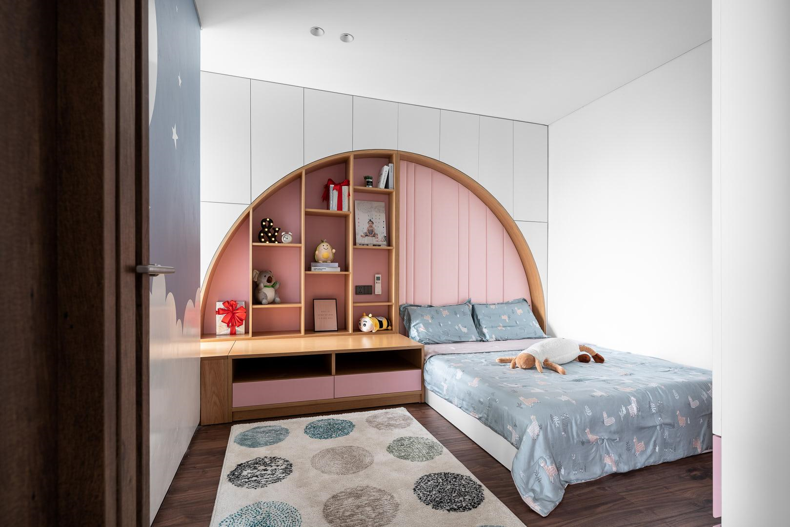 Phòng ngủ của các con sở hữu gam màu nhẹ nhàng, hài hòa với thiết kế tủ thông minh hiện đại
