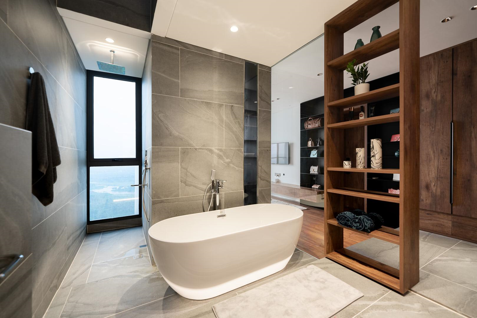 Phòng tắm nổi bật với thiết kế gỗ hiện đại và thiết bị vệ sinh cao cấp