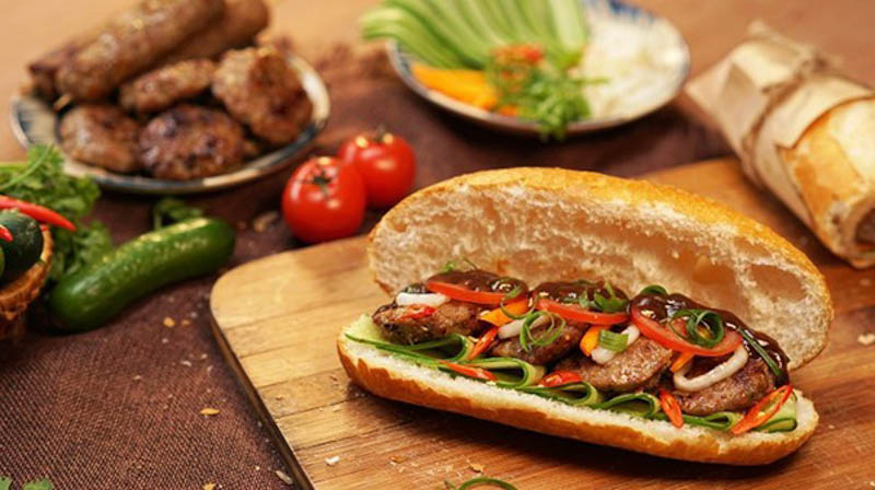 Bánh mì có thể kết hợp với các món ăn khác như: thịt, trứng,.. để tạo thành món ăn đường phố truyền thống của Việt Nam