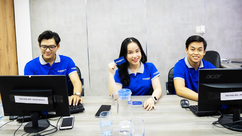 Đội ngũ nhân viên Khánh Vy Home luôn sẵn sàng hỗ trợ, tư vấn cho khách hàng
