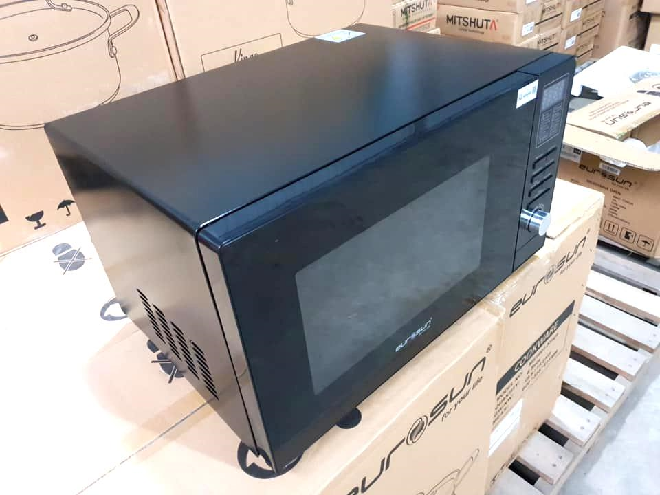 Lò vi sóng kết hợp nướng MWO-T25EUR tại Khánh Vy Home được đặt trong thùng carton chắc chắn