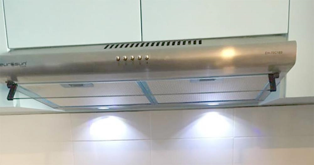 Đèn Led của máy hút mùi Eurosun EH-70C18S hỗ trợ chiếu sáng hiệu quả