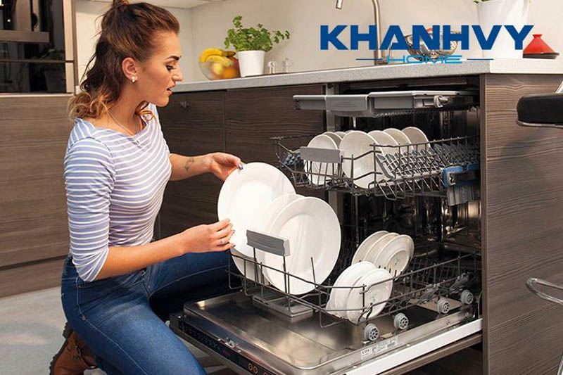 Bạn nên xếp đồ dùng đúng quy luật để đảm bảo bát đĩa được rửa sạch hoàn toàn