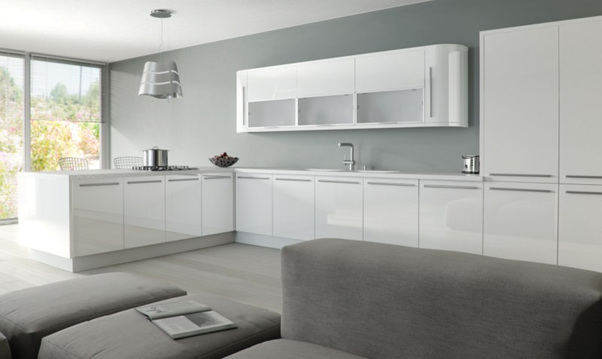 Tủ bếp rộng rãi, thoáng mát với tông màu trắng nhẹ nhàng cho căn bếp hiện đại