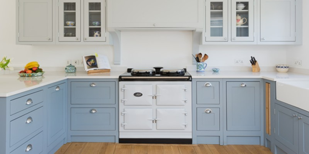Tủ bếp phong cách tân cổ điển trắng xanh