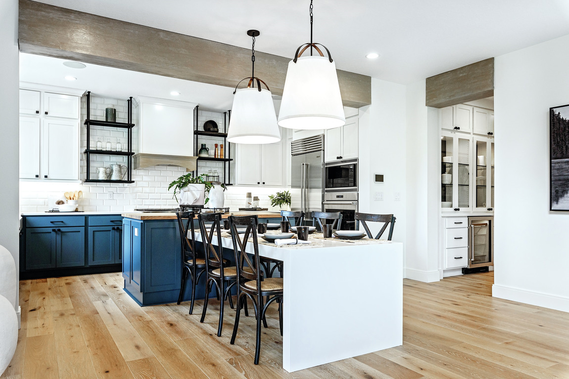 Mặt bàn bếp thạch anh và sàn gỗ với tính thẩm mỹ cao, mang lại không gian sang trọng và tinh tế cho nhà bếp hiện đại