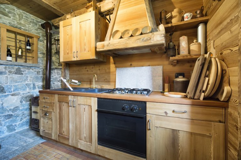 Thiết kế nhà bếp từ gỗ thô nguyên tấm